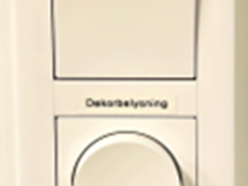 Strömställare återfjädrande, universaldimmer, infällda