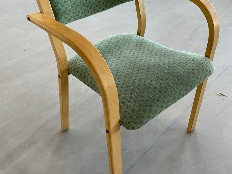 Konferensstolar, EFG, trä med grön sittdyna